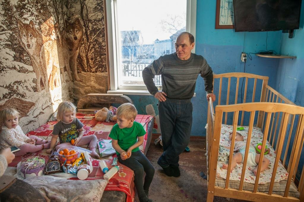 5 лет назад от 36-летнего Михаила ушла жена, оставив ему 7 детей. Как живёт сейчас многодетный отец-одиночка