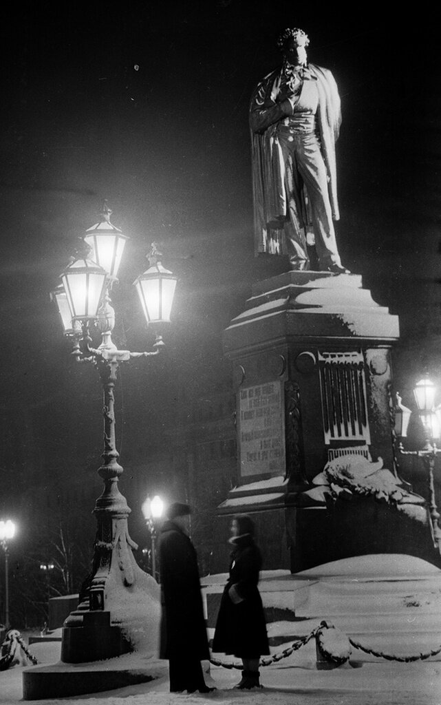 Влюбленные у памятника Пушкину, Москва, 1954 г | Фото: Валентин Хухлаев 