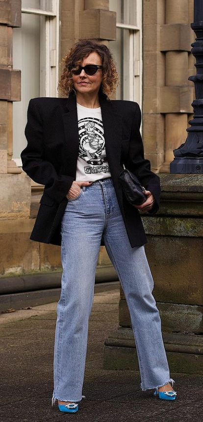 7 способов носить джинсы в 50 лет так, словно вы в дорогущем наряде