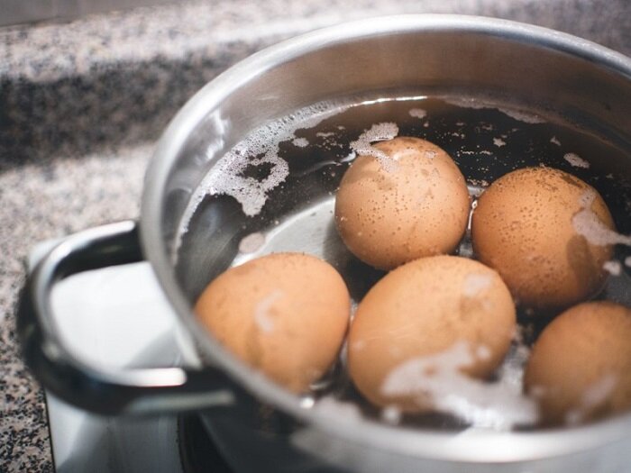 Научилась хранить вареные очищенные яйца до двух месяцев. Чем дольше стоят - тем вкуснее