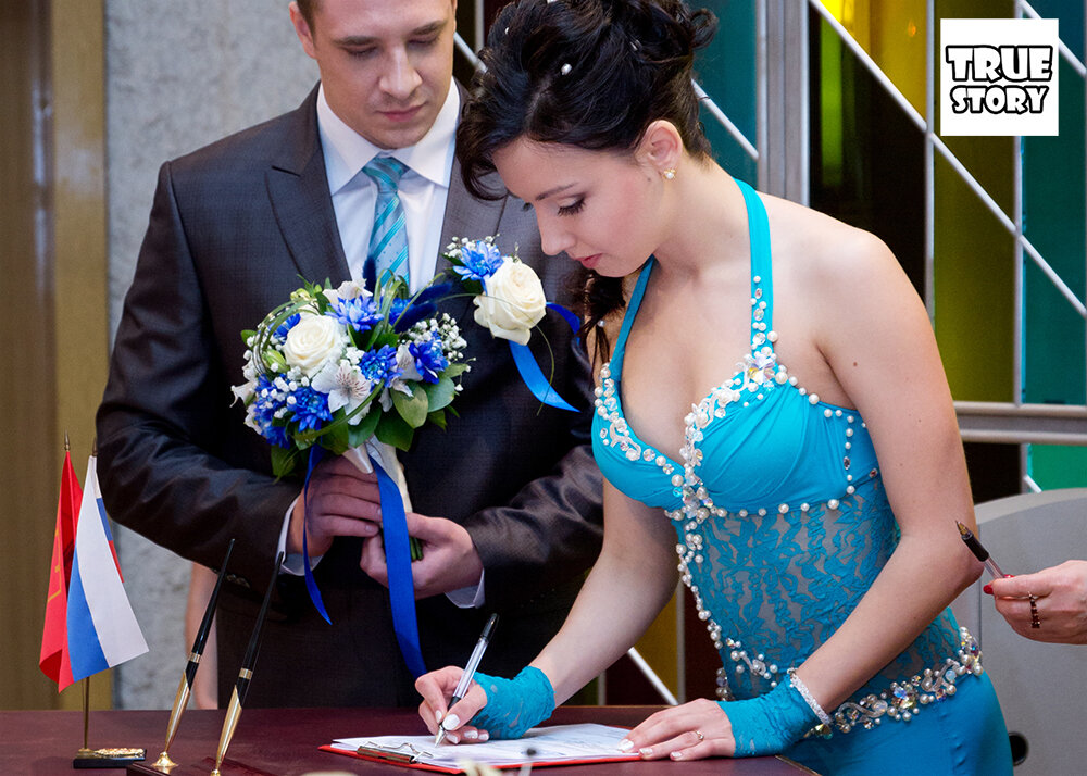 В ЗАГСе всем понравилось голубое свадебное платье