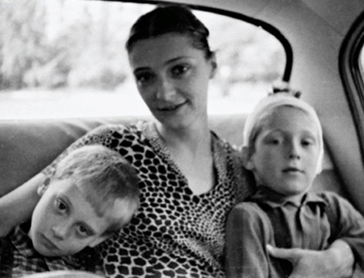 Людмила Абрамова с сыновьями.Фото Яндекс.Картинки.