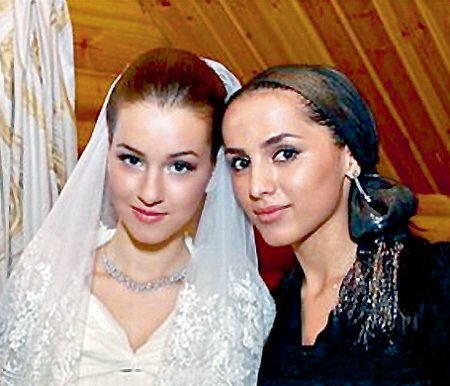 Дочь Руслана Байсарова Камилла (слева) и его жена Мадина 