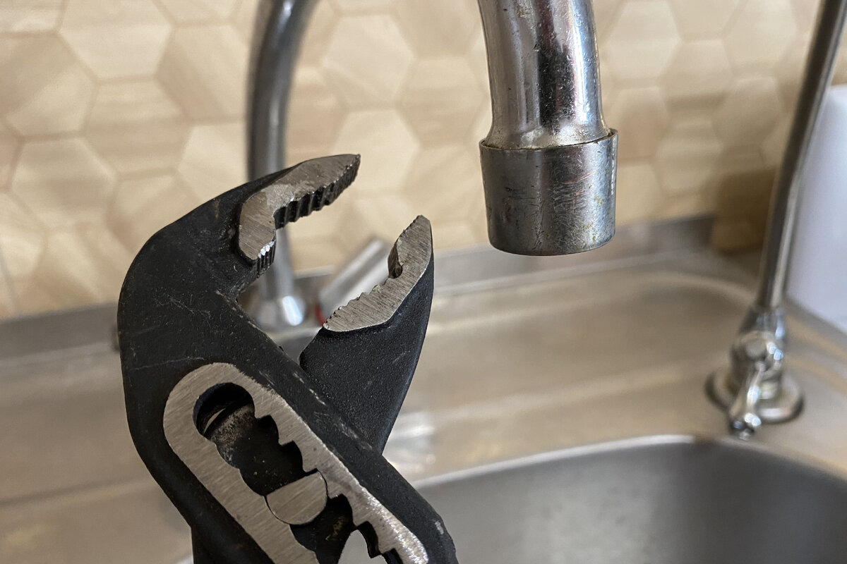 Кран на кухне не имеет выборки под ключ, поэтому открутить его не так просто.