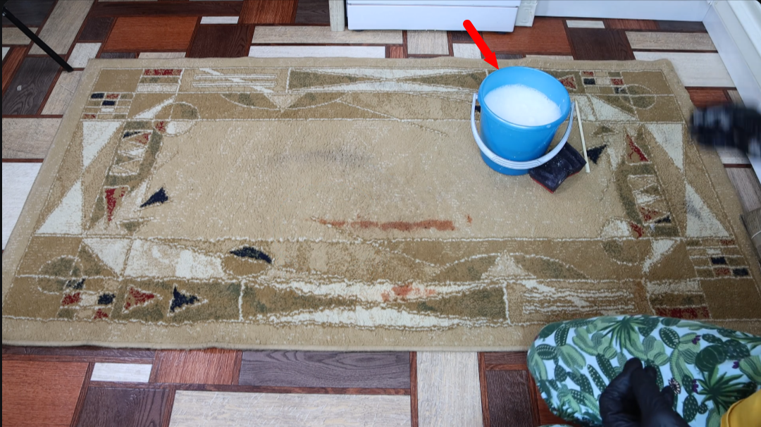 Новая жизнь старому ковру: как постирать ковер дома лучше, чем в химчистке простым средством