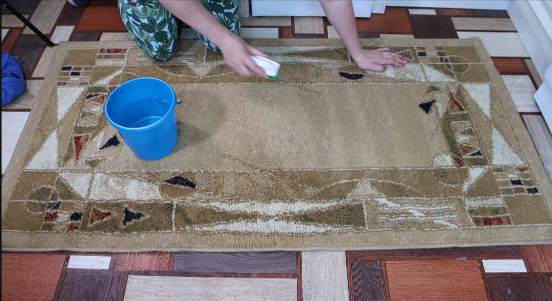 Новая жизнь старому ковру: как постирать ковер дома лучше, чем в химчистке простым средством