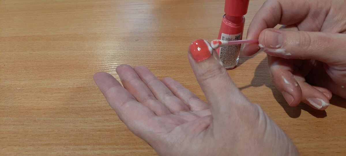 Снимаю излишки лака с ногтей при помощи пены для бритья