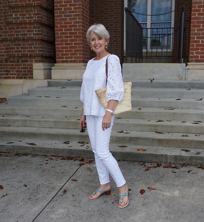 Создаем стильные и гармоничные образы с белыми джинсами: весенне-летние идеи для женщин "за 50"