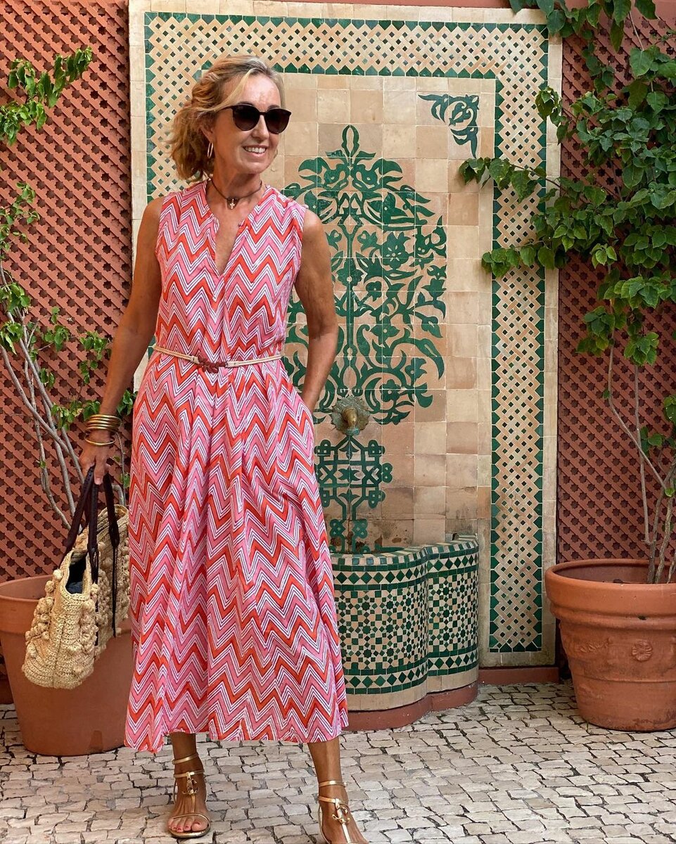 Красивые женщины в летних платьях: 10 очаровательных образов для зрелых леди