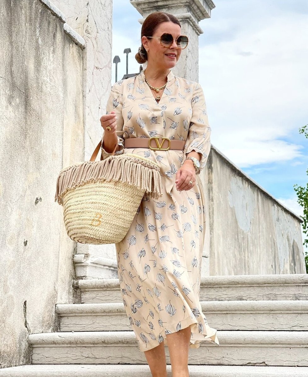 Летние образы с платьями ниже колена для женщин 50-60 лет: стильные идеи + самые удачные фасоны