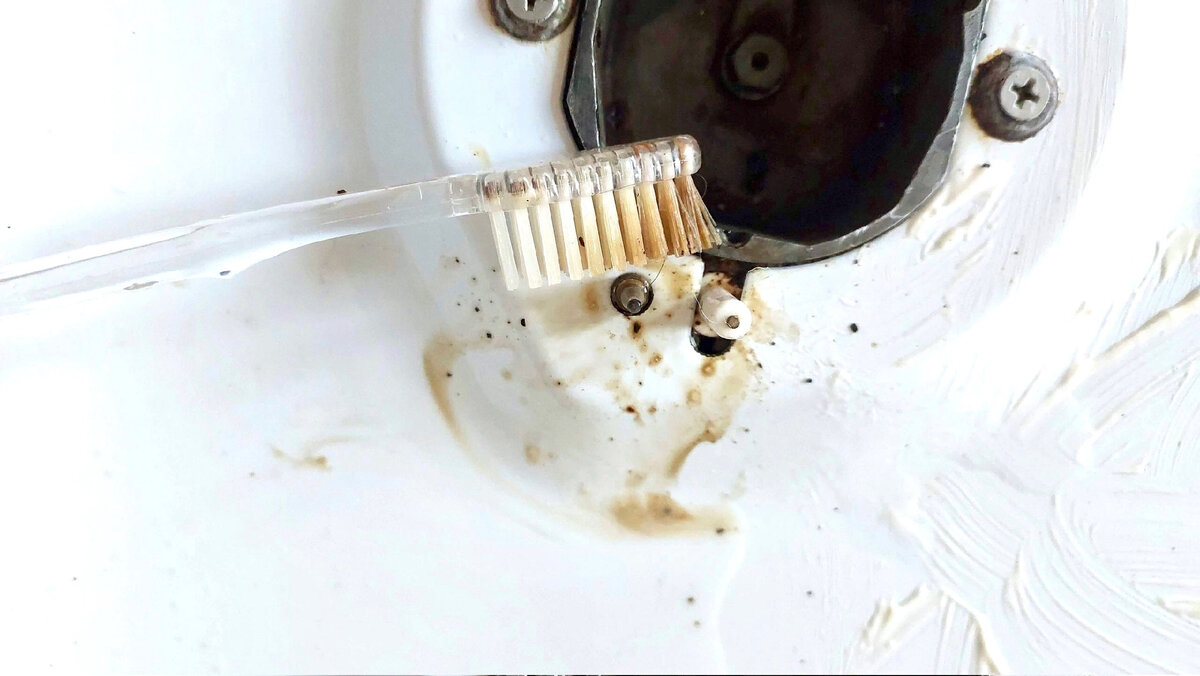 Не выбрасывайте старые зубные щётки. Покажу, как они служат мне в быту верой и правдой