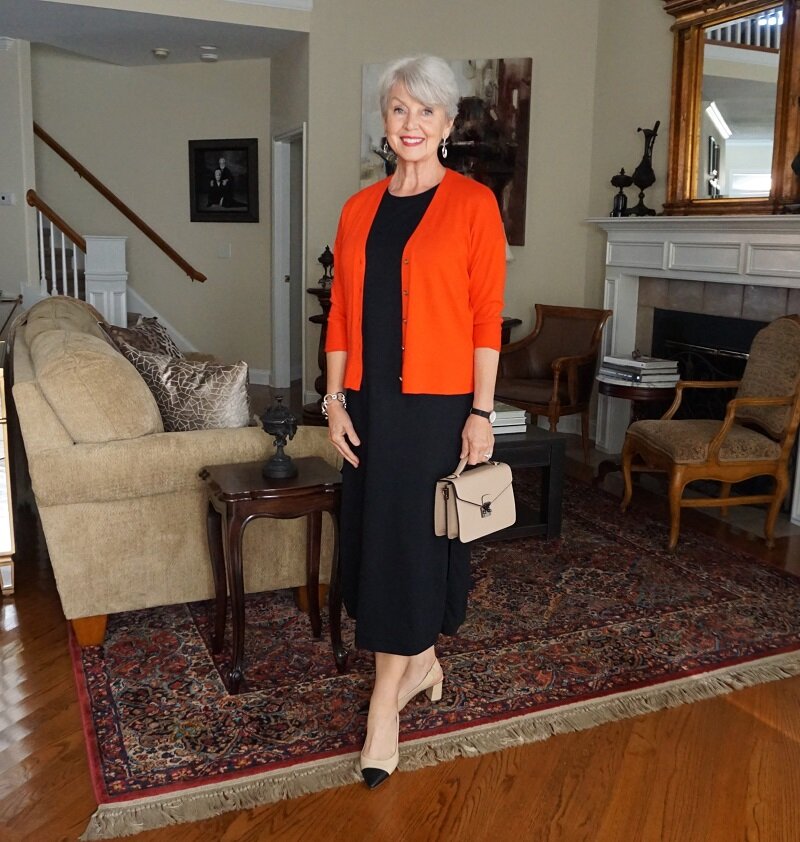Элегантная классика + кэжуал: стильные и комфортные образы от 60-летней модницы