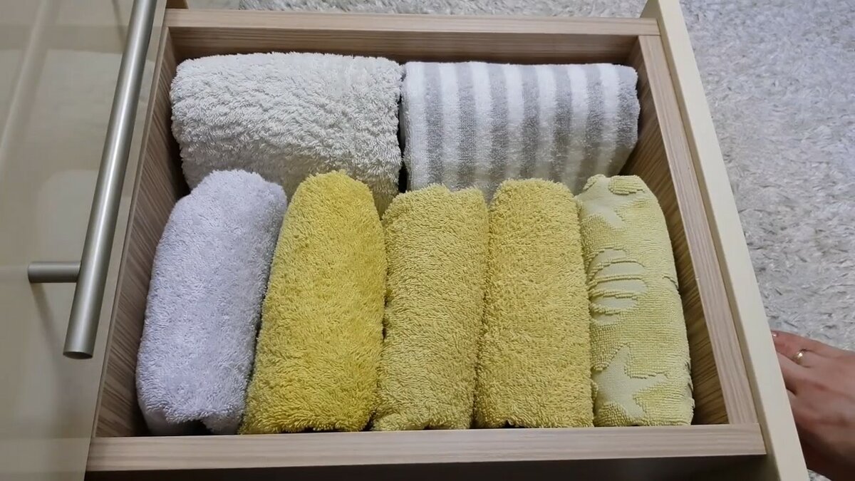 Вертикально можно хранить полотенца в комоде