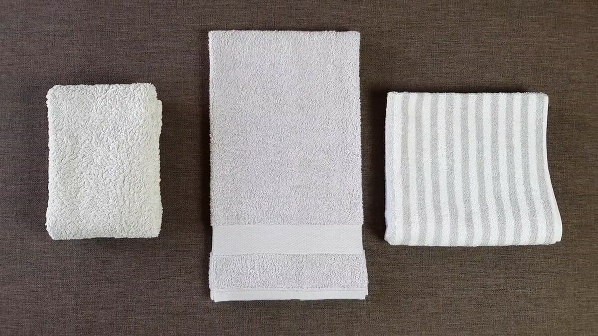 Можно складывать полотенца по-разному, лишь бы по длине полки