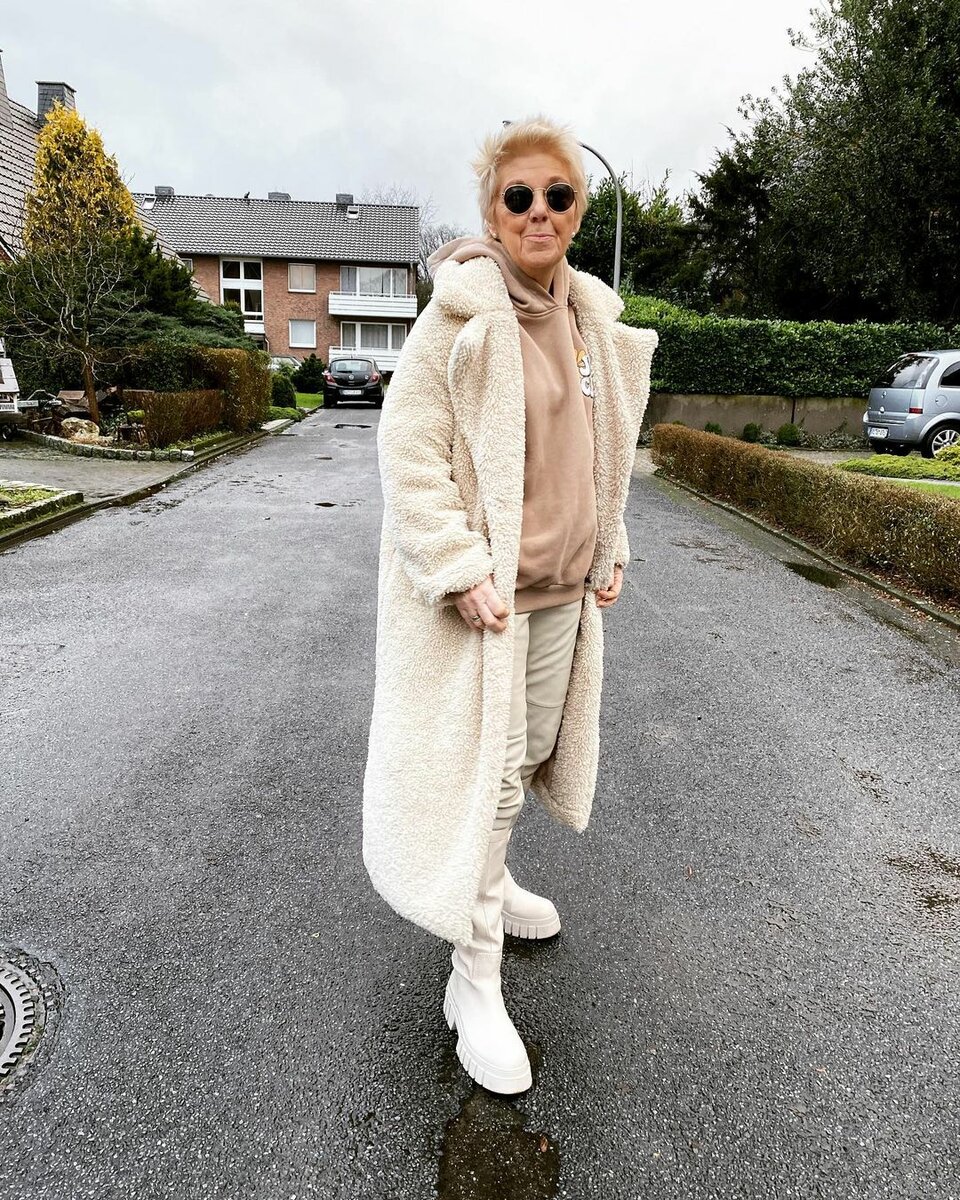 60-летние блогеры, которые выглядят стильно в повседневной одежде: свежие идеи на холодный сезон